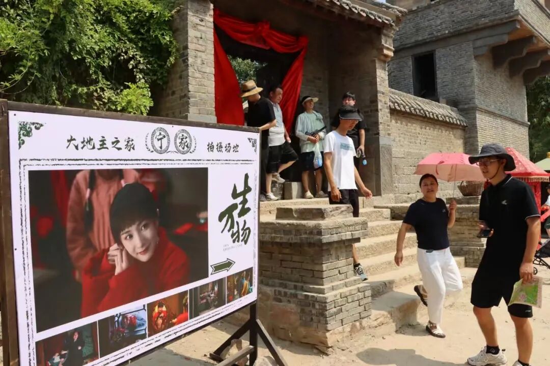 游客打卡红嫂家乡旅游区《生万物》拍摄场景 图片来源:郑树平