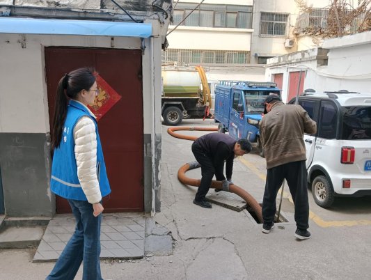 济宁市任城区仙营街道秦庄社区:网格员协调清掏化粪池 “秦商量”化解居民“心头堵”