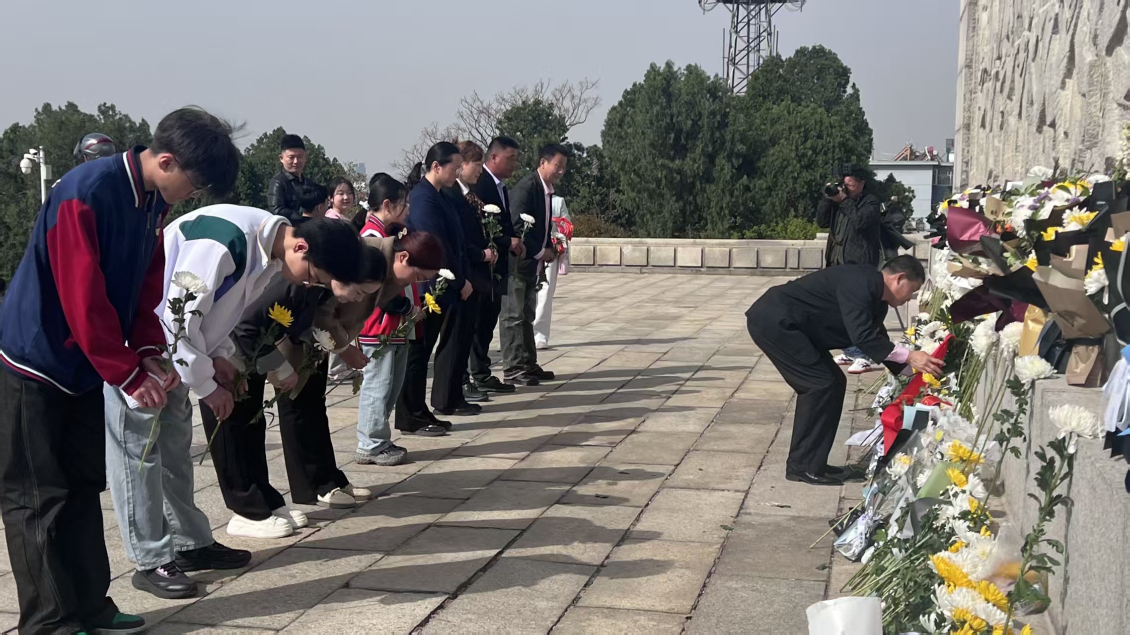 岱岳区多方联动开展“清明祭英烈”困境儿童爱国主义教育活动