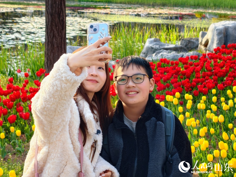 游客自拍定格美好瞬间。人民网记者 刘颖婕摄