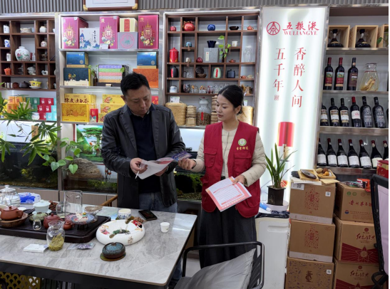 济宁市任城区李营街道五里屯社区开展“以纸为媒传知识 共筑安全防护线”宣传活动