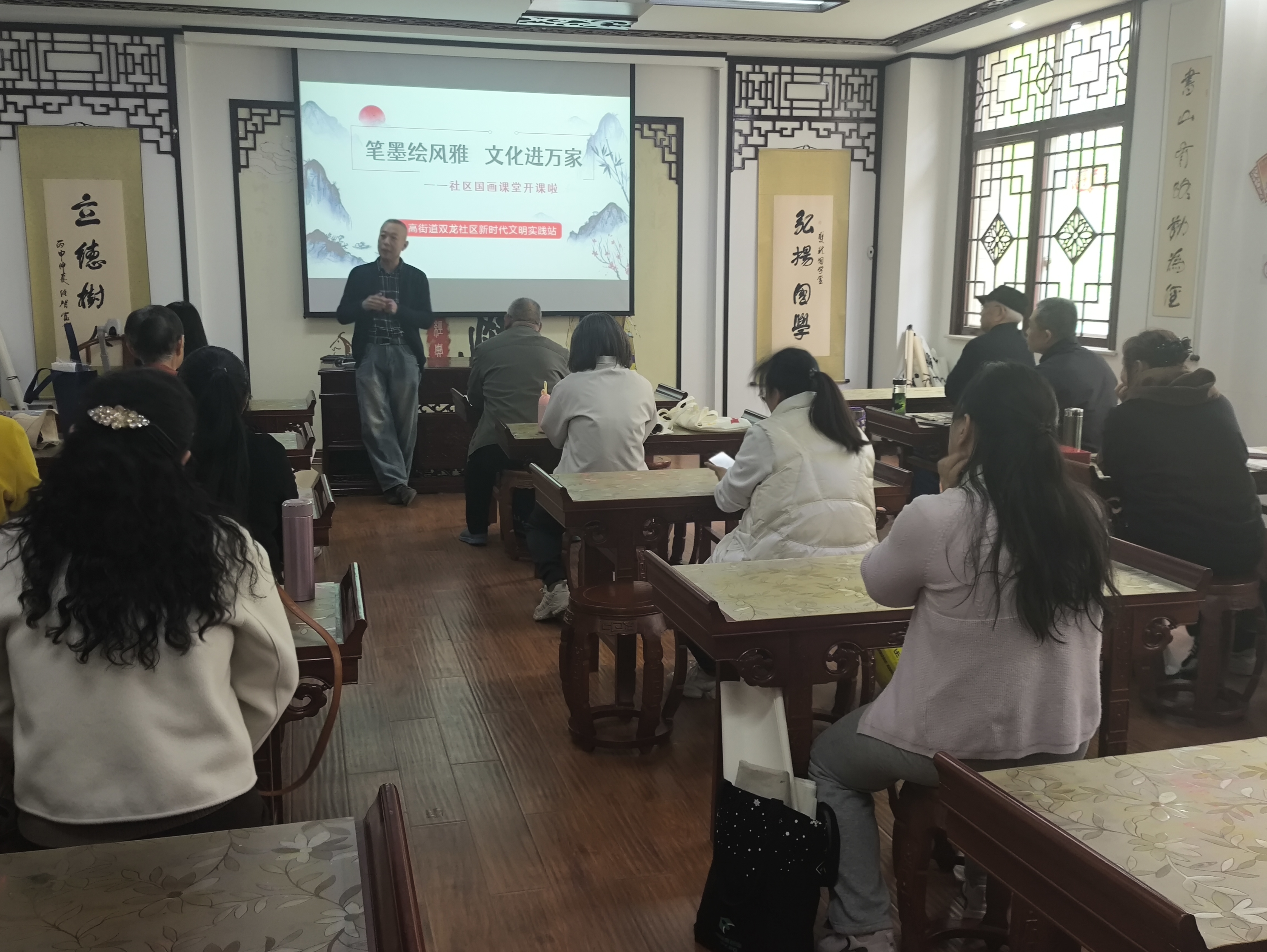 笔墨绘风雅,文化进万家——泰山区上高街道双龙社区国画课堂开课啦