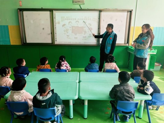 济南市莱芜区凤城街道任花园社区开展“社区宣讲进课堂”活动