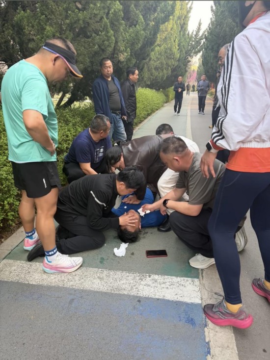 黄金4分钟!临沂护士公园躬身救人 晨跑男子心梗转危为安