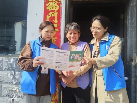济宁市任城区南张街道刘堤头网格组开展“平安网格·法治同行”志愿服务活动