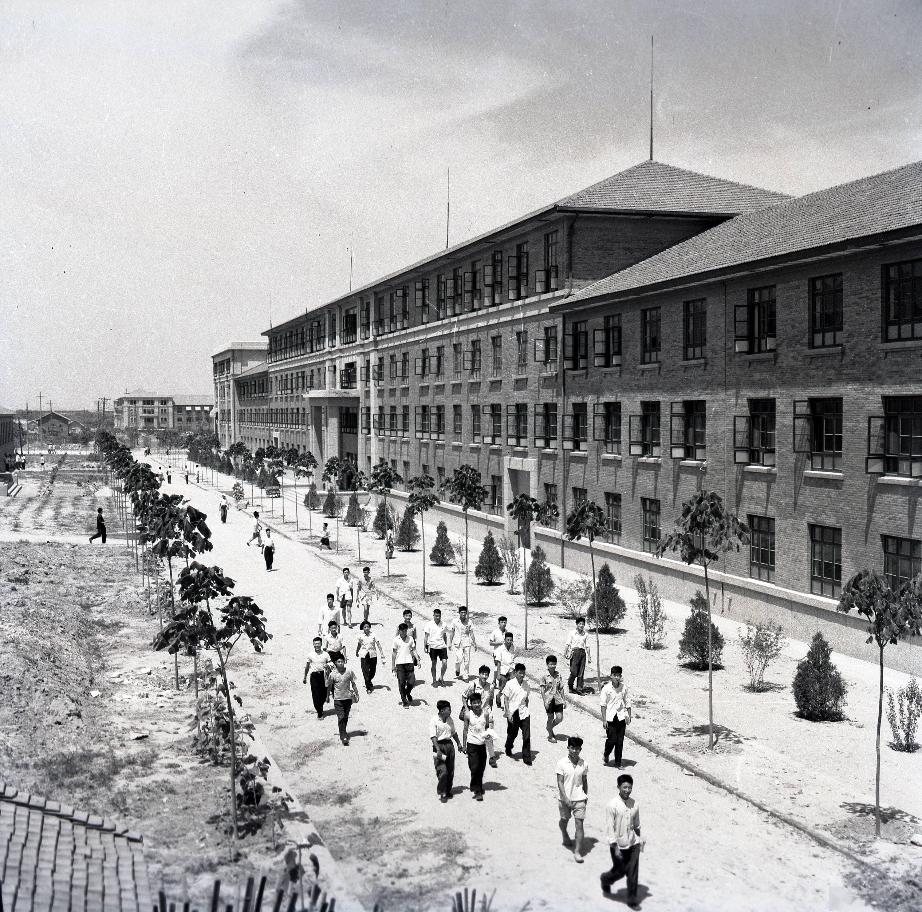 1959年拍摄的西迁后的交通大学校园一景(资料照片)。
