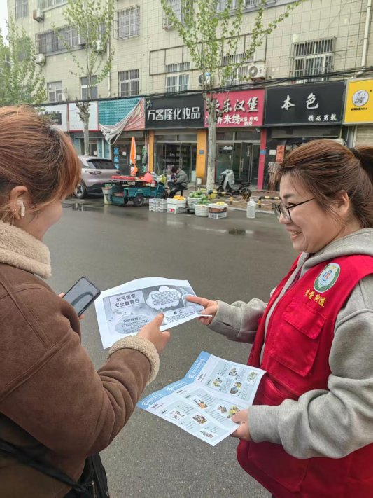 济宁市任城区李营街道岱庄服务区开展“平安网格·法治同行”宣传教育活动