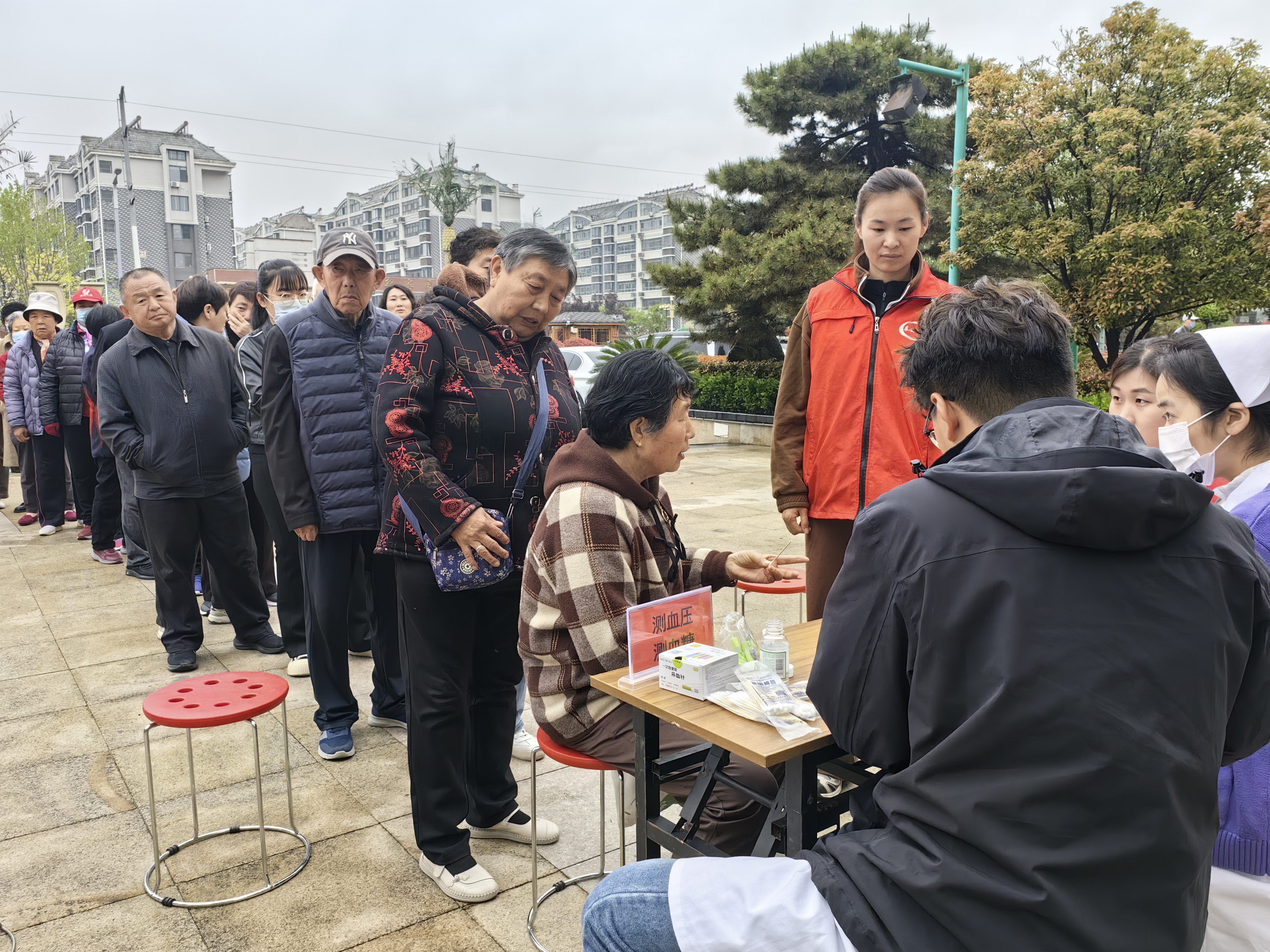 “义诊服务进社区 健康惠民暖人心”——泰山区学苑社区联合山东省泰山医院开展公益义诊活动