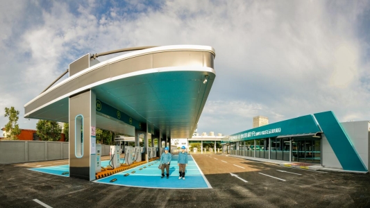 济宁公司工作人员在国网济宁智慧超充柳行综合示范站巡检充电桩设备(王者东)