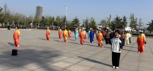 传承养生文化畅享健康春日——潍坊市全民健身“七进”志愿服务八段锦公益指导活动举办(图2)