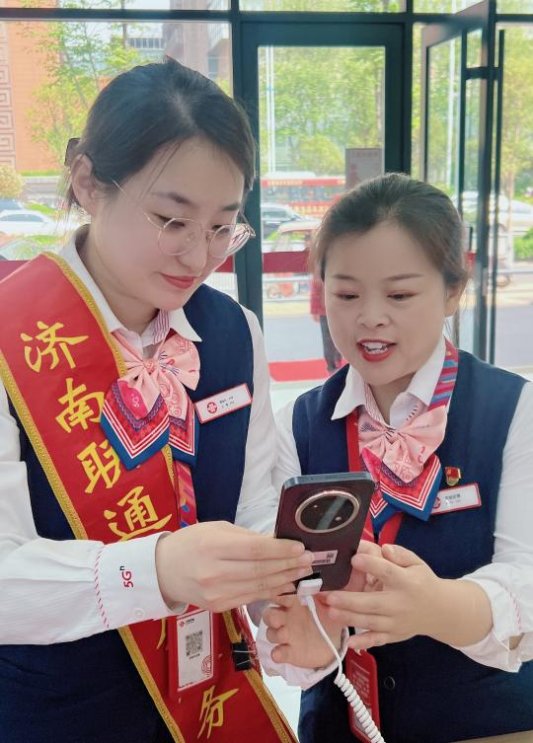 体育中心营业厅营业员群像
