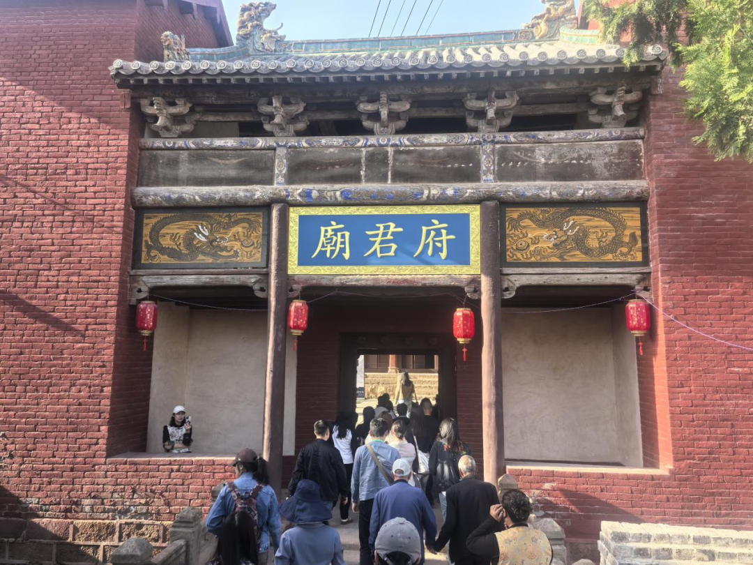 ▲采访团走进郭壁村府君庙 配图3