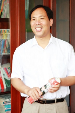 名校名师面对面 | 对话西海岸新区双语小学教育集团总校长杨世臣:和而不同育桃李 悦纳成长润童心