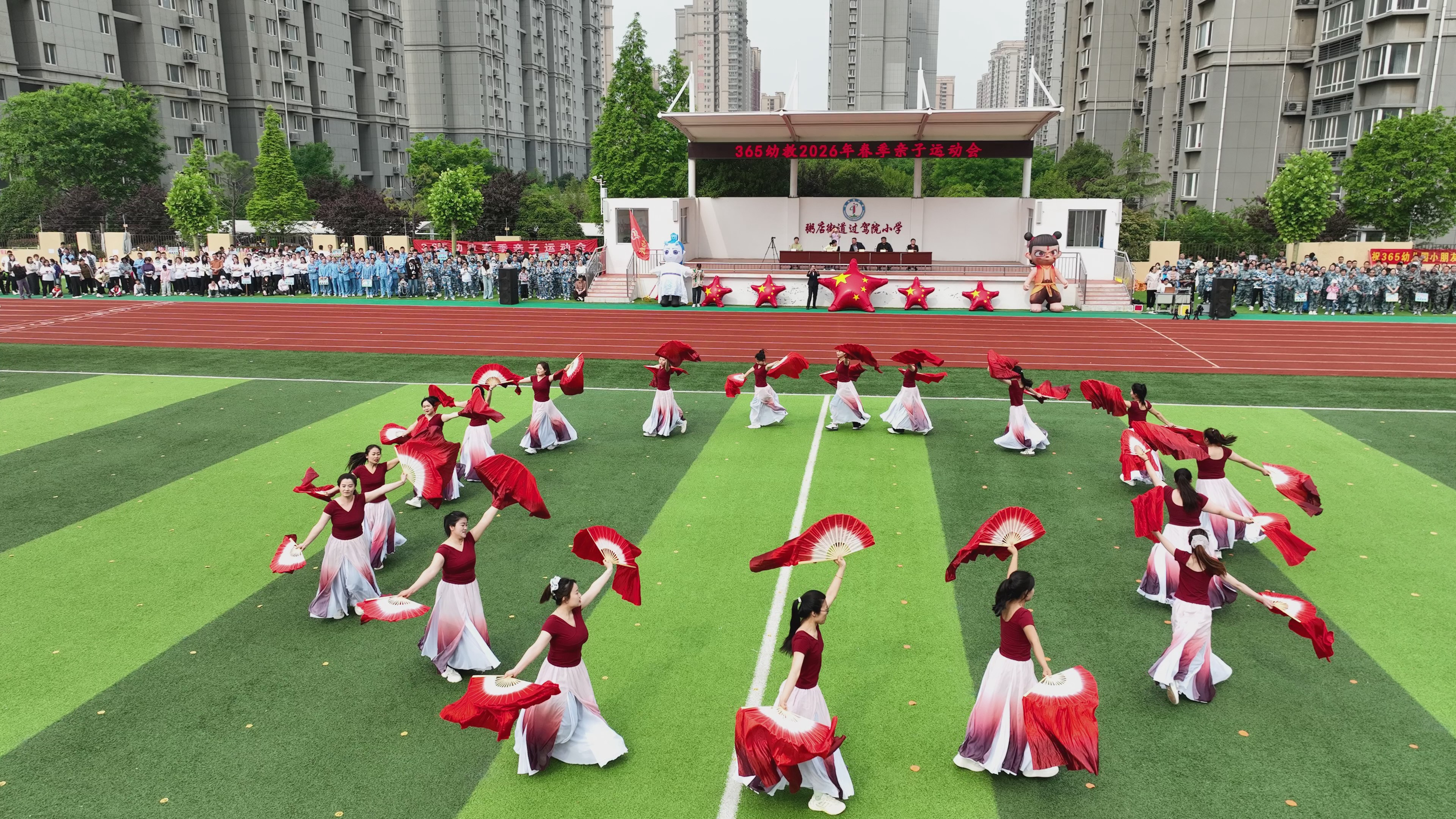 童军小哪吒·一起向未来——365幼教集团童心爱国千人亲子运动会燃动全场(图5)