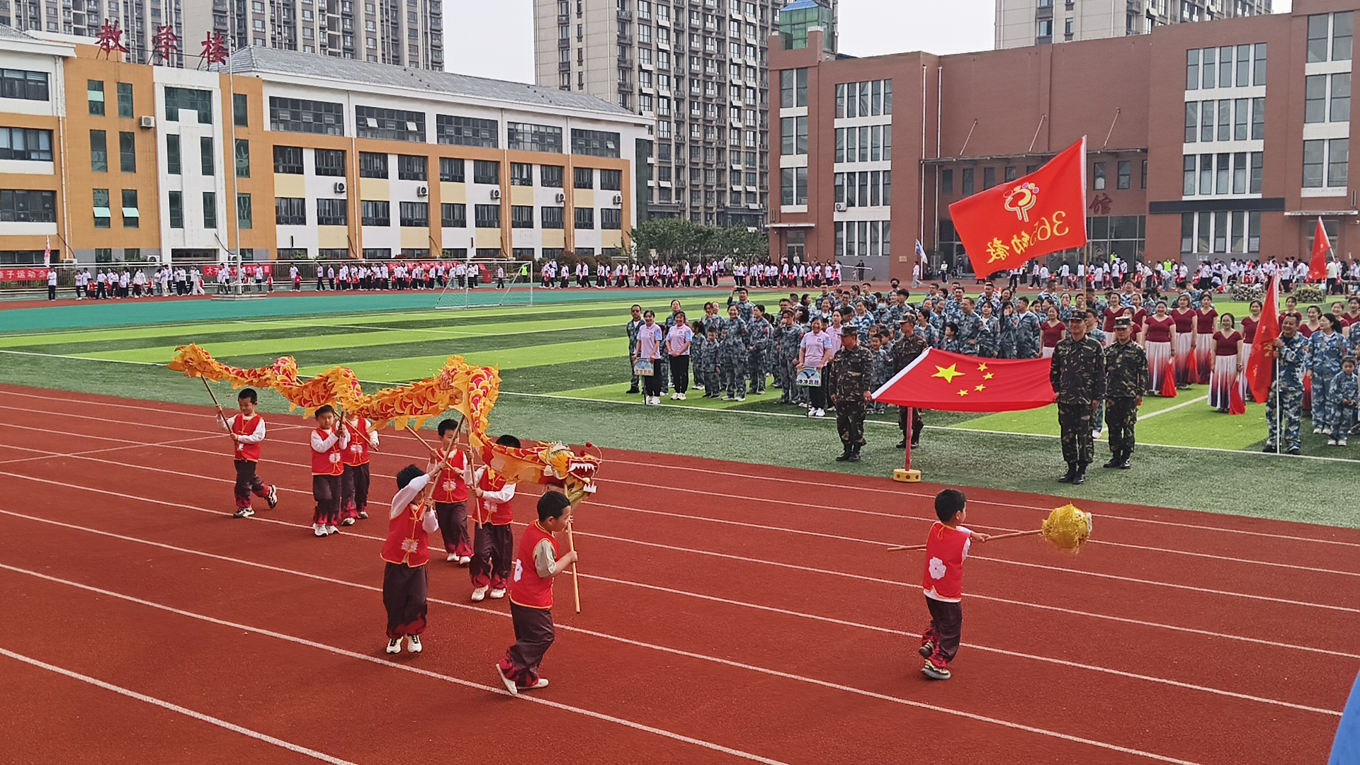 童军小哪吒·一起向未来——365幼教集团童心爱国千人亲子运动会燃动全场(图4)