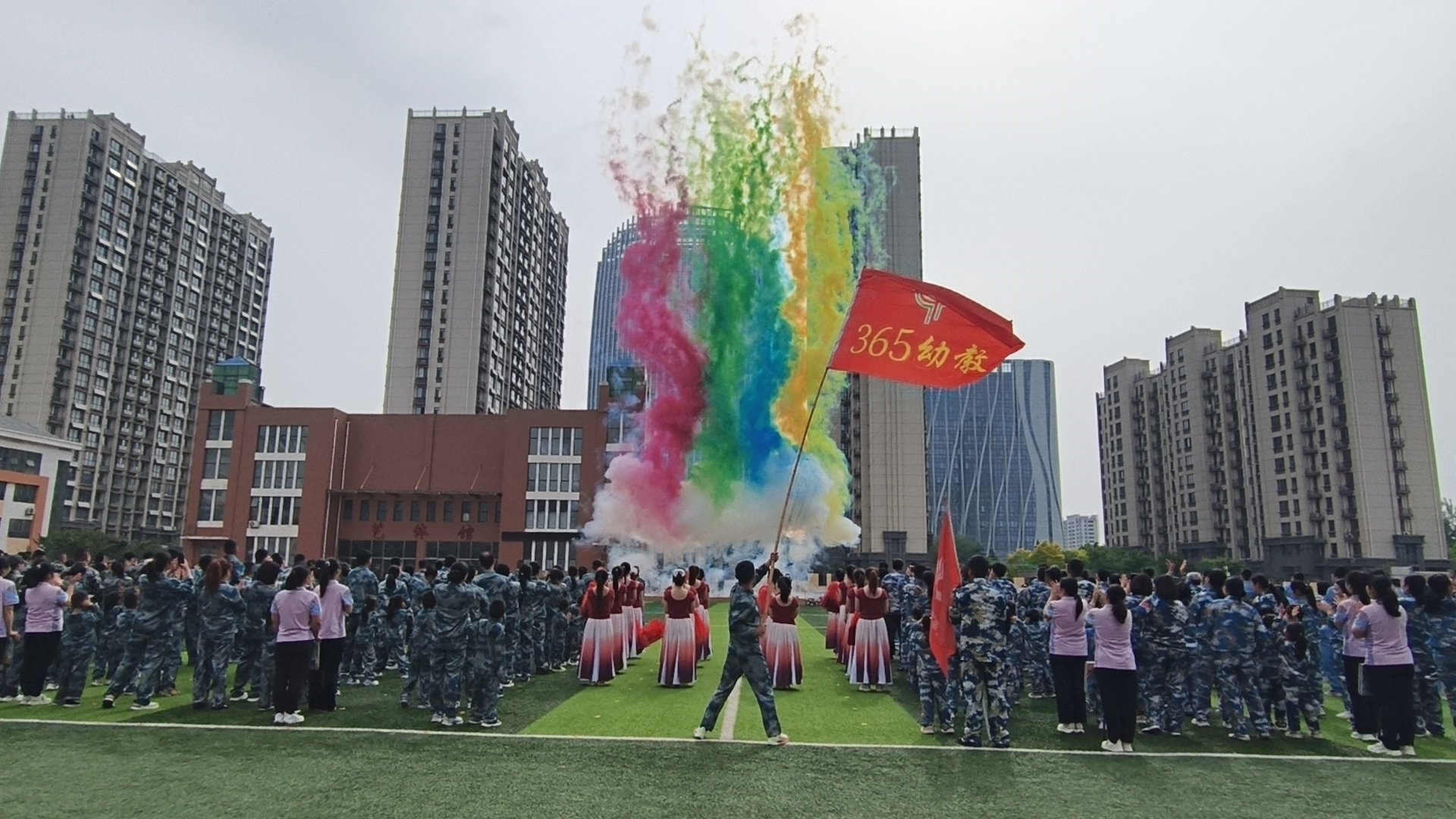 童军小哪吒·一起向未来——365幼教集团童心爱国千人亲子运动会燃动全场(图2)