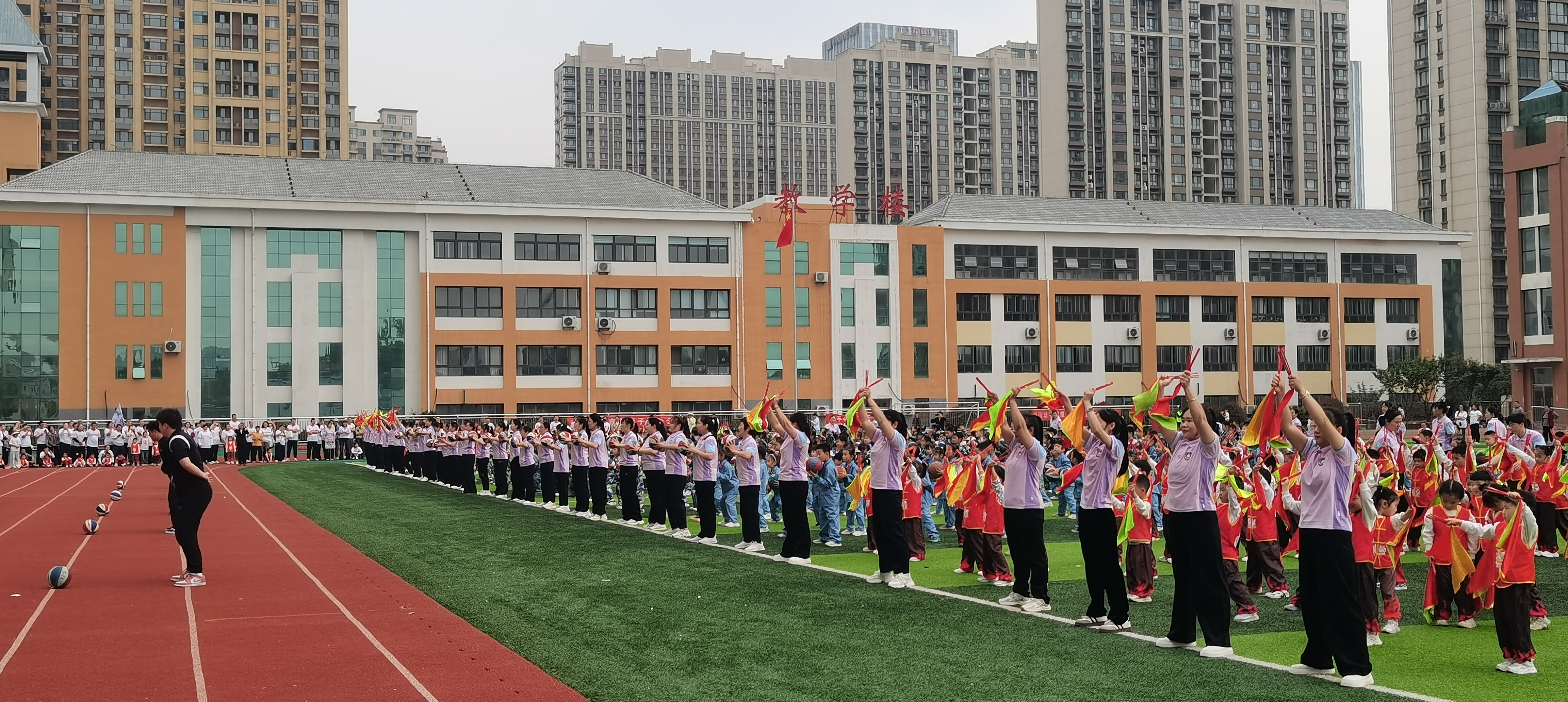 童军小哪吒·一起向未来——365幼教集团童心爱国千人亲子运动会燃动全场(图6)