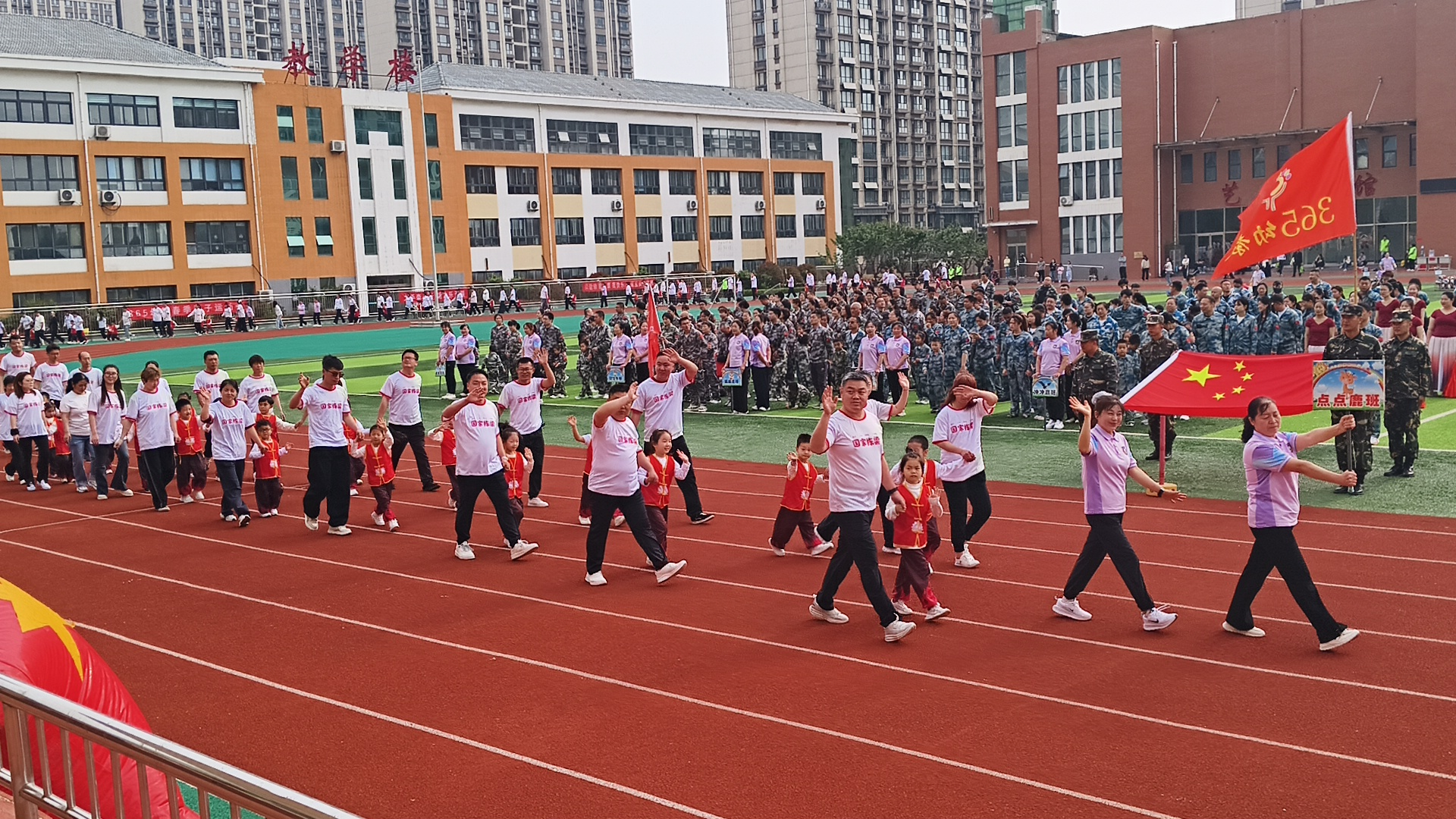 童军小哪吒·一起向未来——365幼教集团童心爱国千人亲子运动会燃动全场(图3)