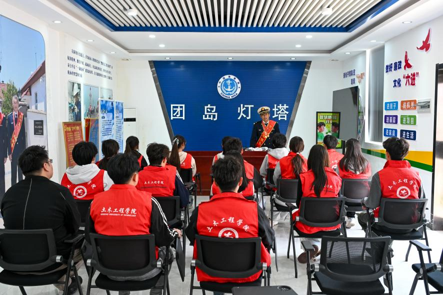 “灯塔映初心,劳动铸荣光”——青岛理工大学土木学子寻访劳模致敬守塔匠心