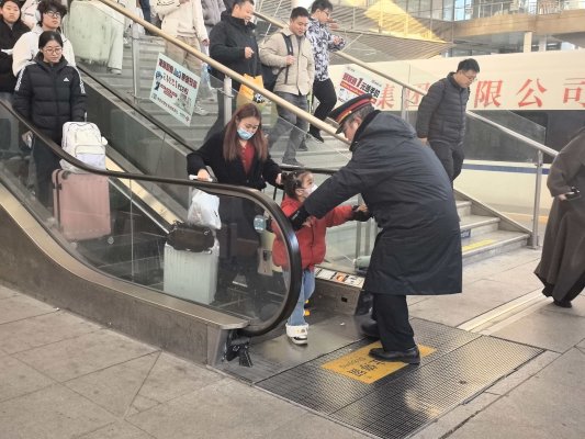站台上的“指挥官”赵亮工作中