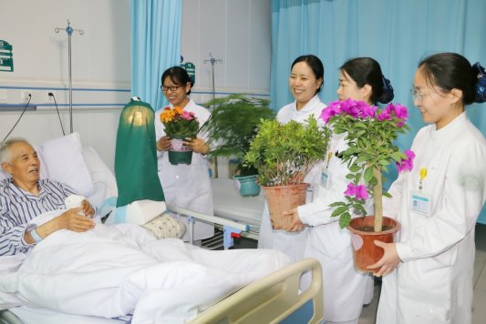 鲜花赠老兵 传承红基因丨菏泽博爱医院护士节前夕暖心慰问住院八旬退役军人