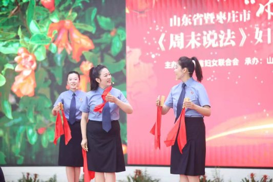 检察官们用快板的形式进行妇儿维权法律宣传