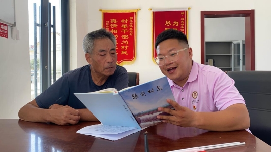 第一书记讲红色故事，采访革命英雄后代