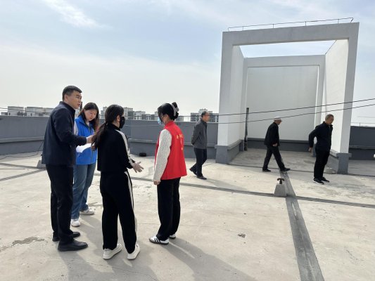 济宁市任城区安居街道滨河社区:整治乱晾乱搭净化环境秩序(图1)