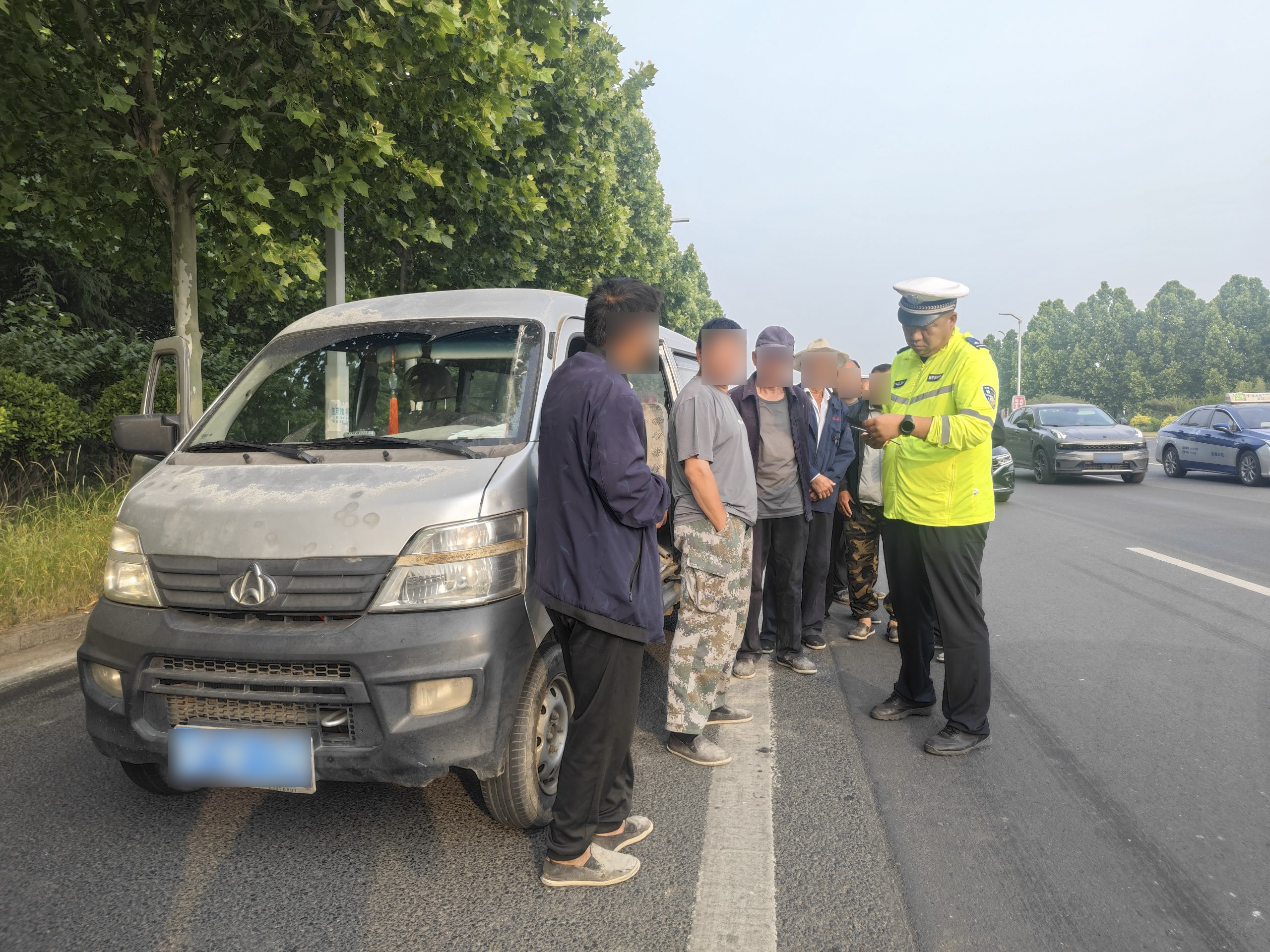聊城市东昌府区交通管理大队查获一起小型面包车超员交通违法行为