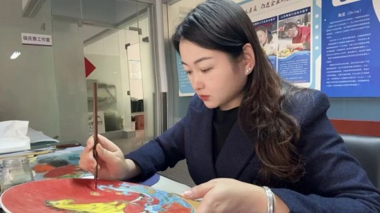 临沂罗庄侯庆香:匠心绘瓷韵 巧手兴产业