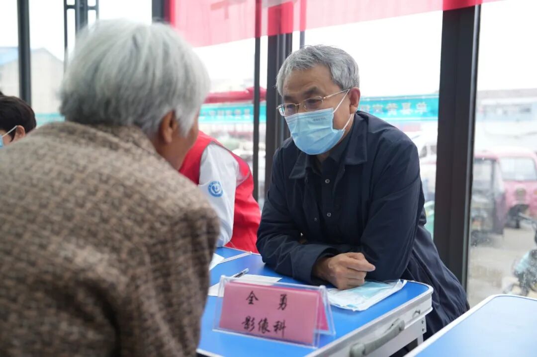 单县中心医院博士医疗团队走进单县黄岗镇中心卫生院开展健康义诊活动