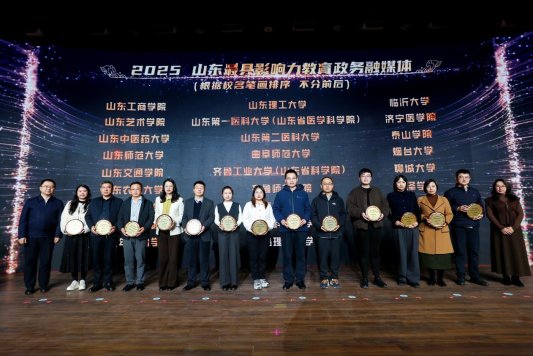 学习、交流新闻宣传工作   （左数第七位）