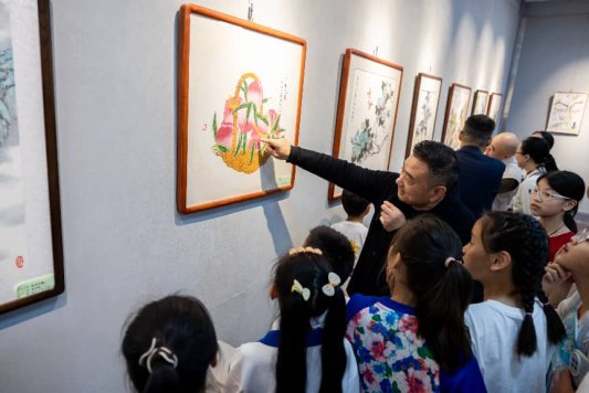 莱西:童心绘梦艺彩飞扬!“乐享春光花样水集”2026年水集教育学生美术作品展今日在崔子范美术馆精彩开展(图2)