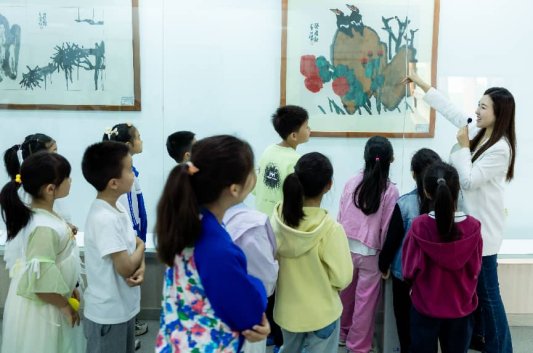 莱西:童心绘梦艺彩飞扬!“乐享春光花样水集”2026年水集教育学生美术作品展今日在崔子范美术馆精彩开展(图4)