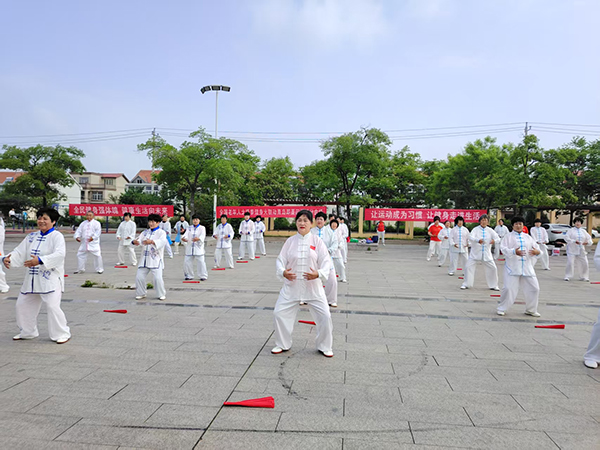 文化进万家｜太极润乡土银龄绽芳华——青岛市即墨区田横镇开展老年太极拳健身联动活动(图1)