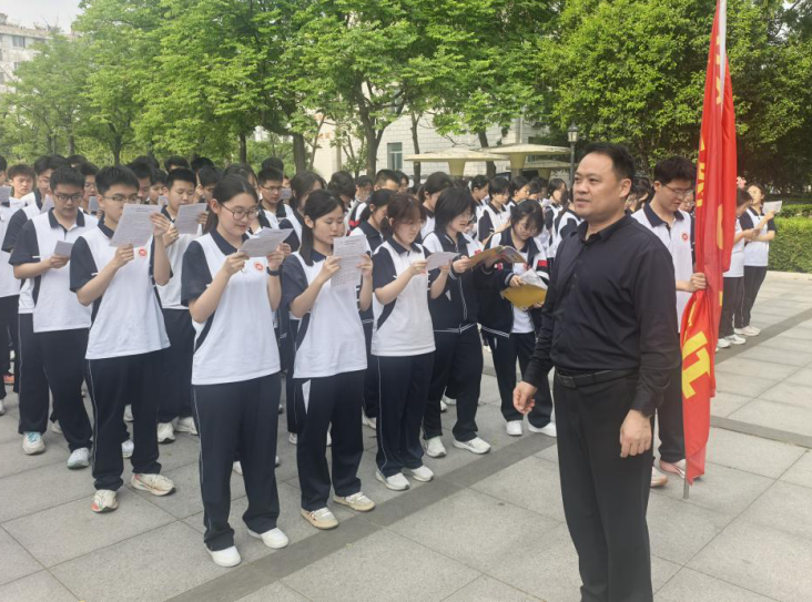 发现榜样丨菏泽一中高73级第四党支部书记刘全安:凝神聚力挑重担 奋发有为践初心
