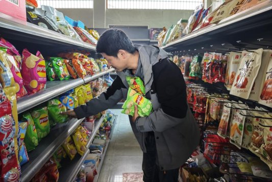 图为田亮在整理货架