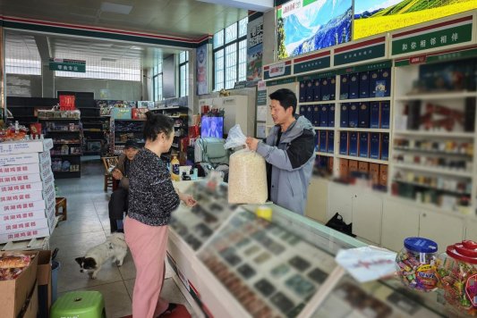 图为田亮在服务乡邻