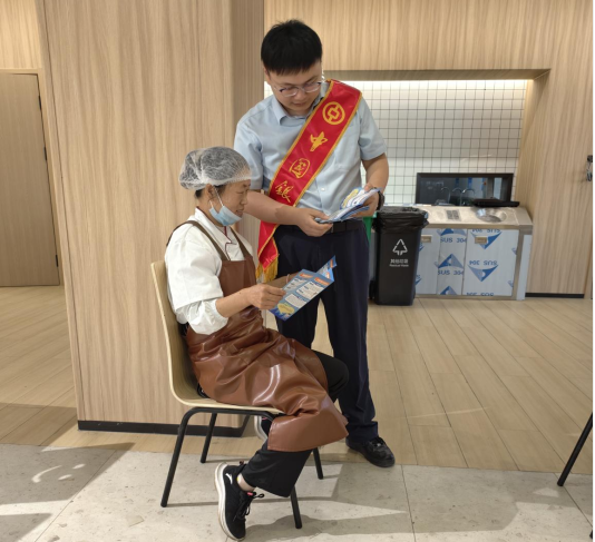 中国银行菏泽康城支行:反诈宣传进企业 银企携手筑牢防骗墙