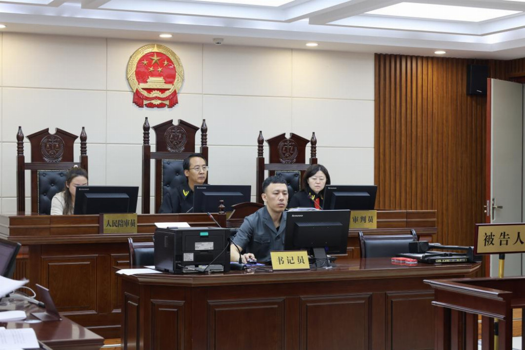 法检“两长”同庭履职——乌审旗法院公开开庭审理一起开设赌场罪案件
