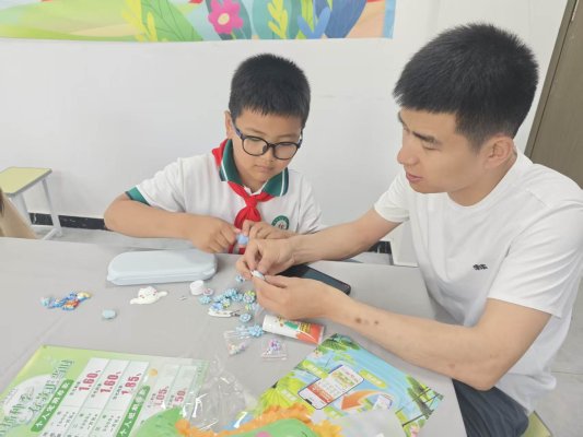 济宁市任城区李营街道任和社区开展“童趣六一盒你相伴”亲子活动(图1)