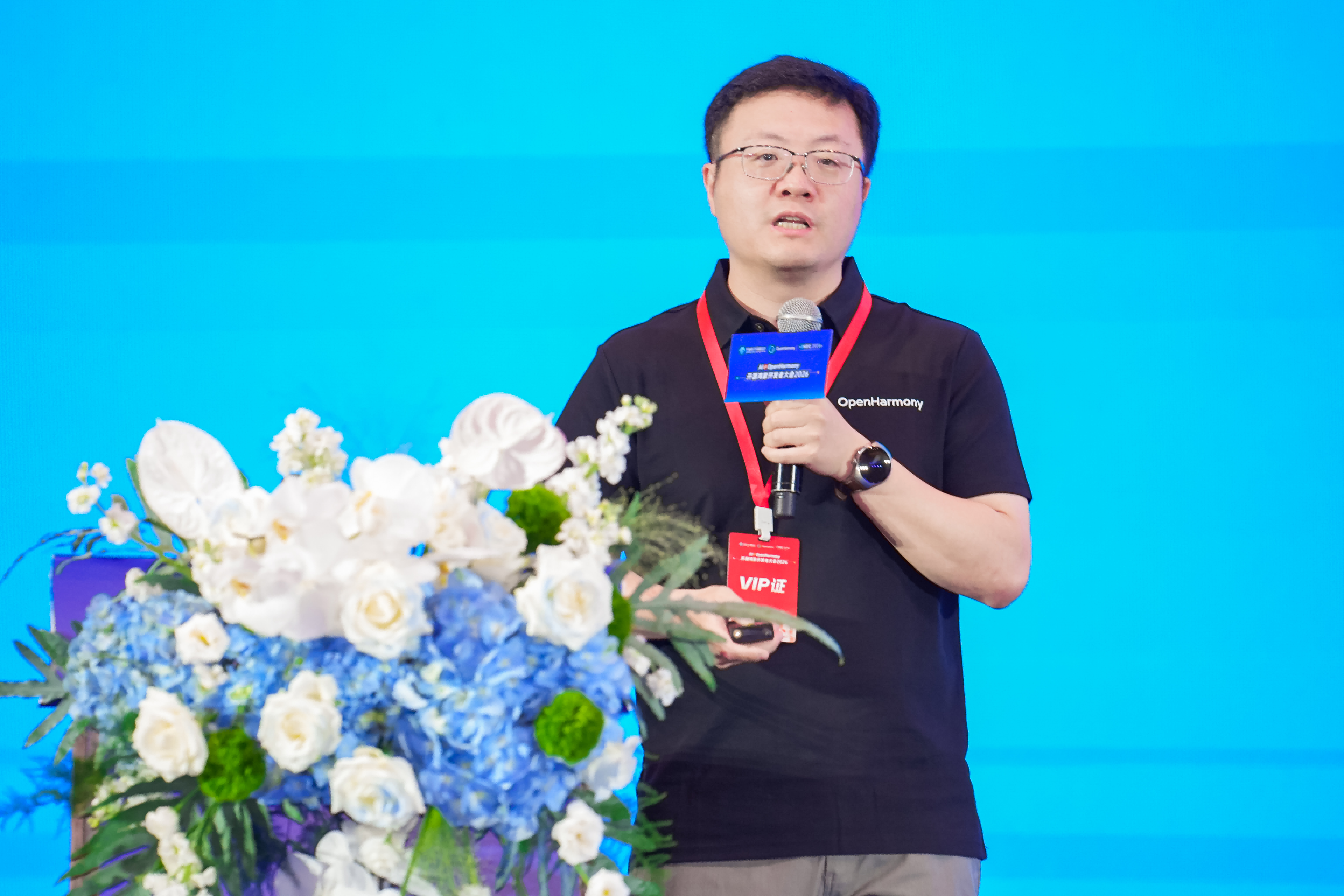 打造标杆版本、加速设备上量,开源鸿蒙迈向产业规模化新阶段