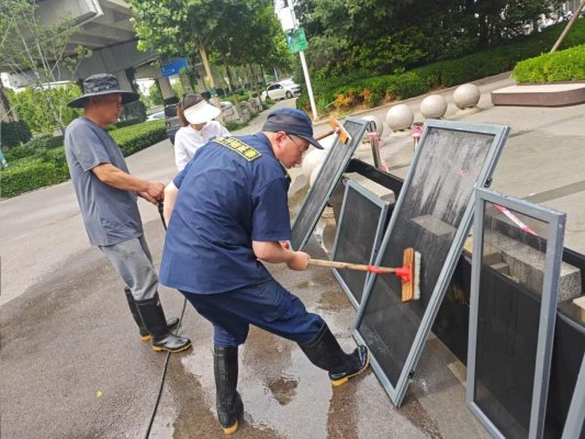 济宁市任城区李营街道五里屯社区开展清洗纱窗便民志愿服务活动(图2)