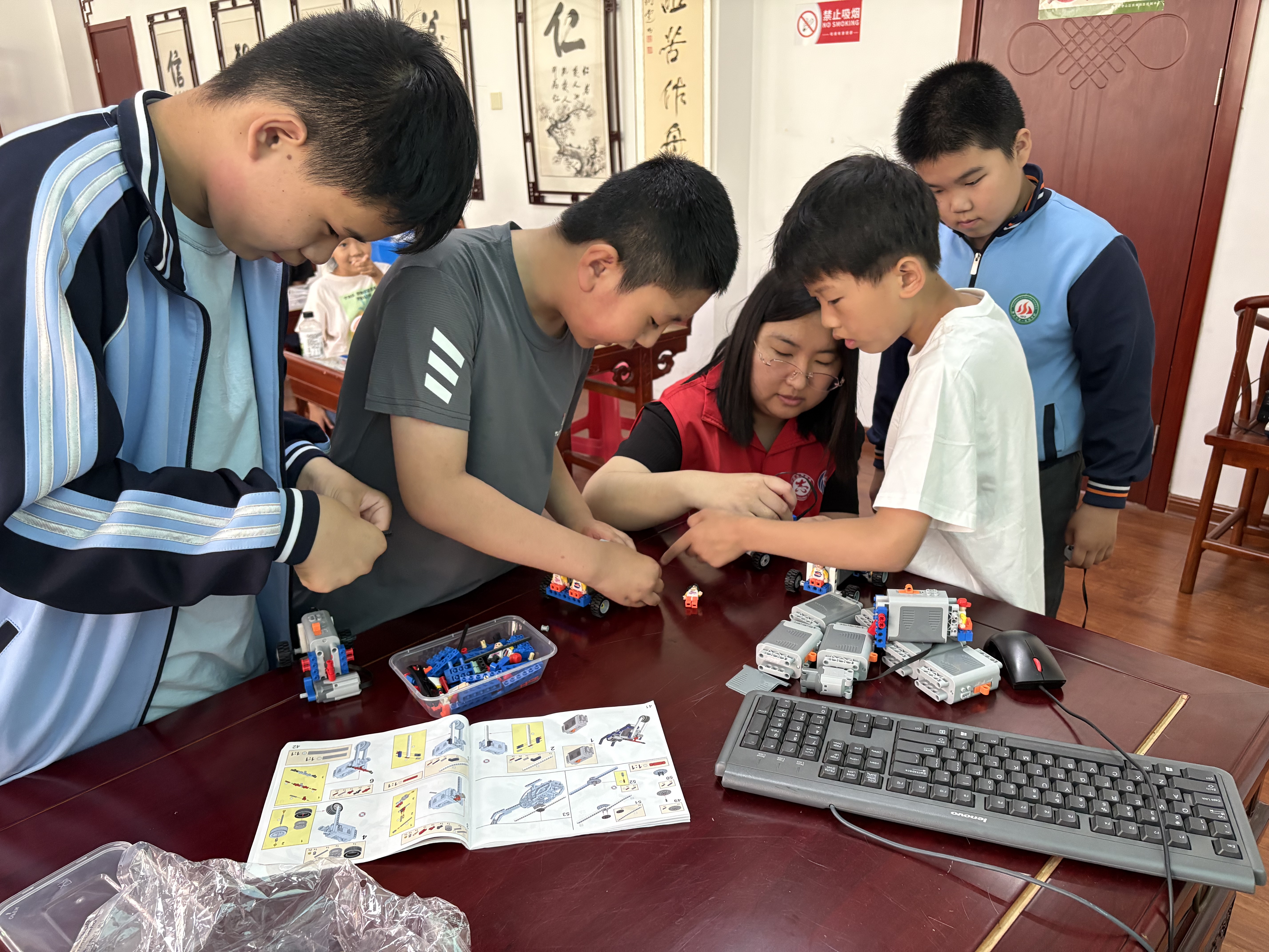 庆六一·AI智能编程公益行——泰山区双龙社区点亮青少年科技梦想(图2)