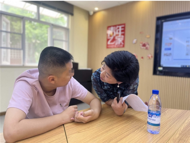 孤独症孩子如何融入社会?一位妈妈26年真实突围:从“下楼倒垃圾”开始
