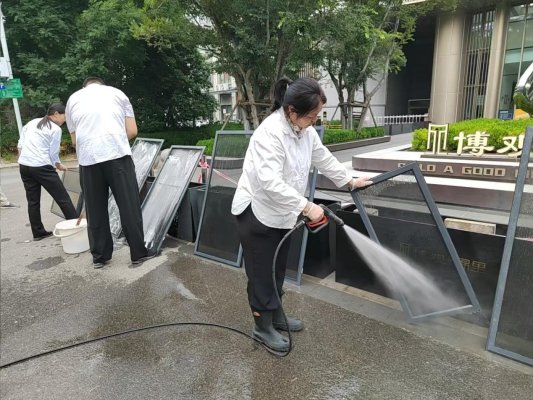 济宁市任城区李营街道五里屯社区开展清洗纱窗便民志愿服务活动(图1)