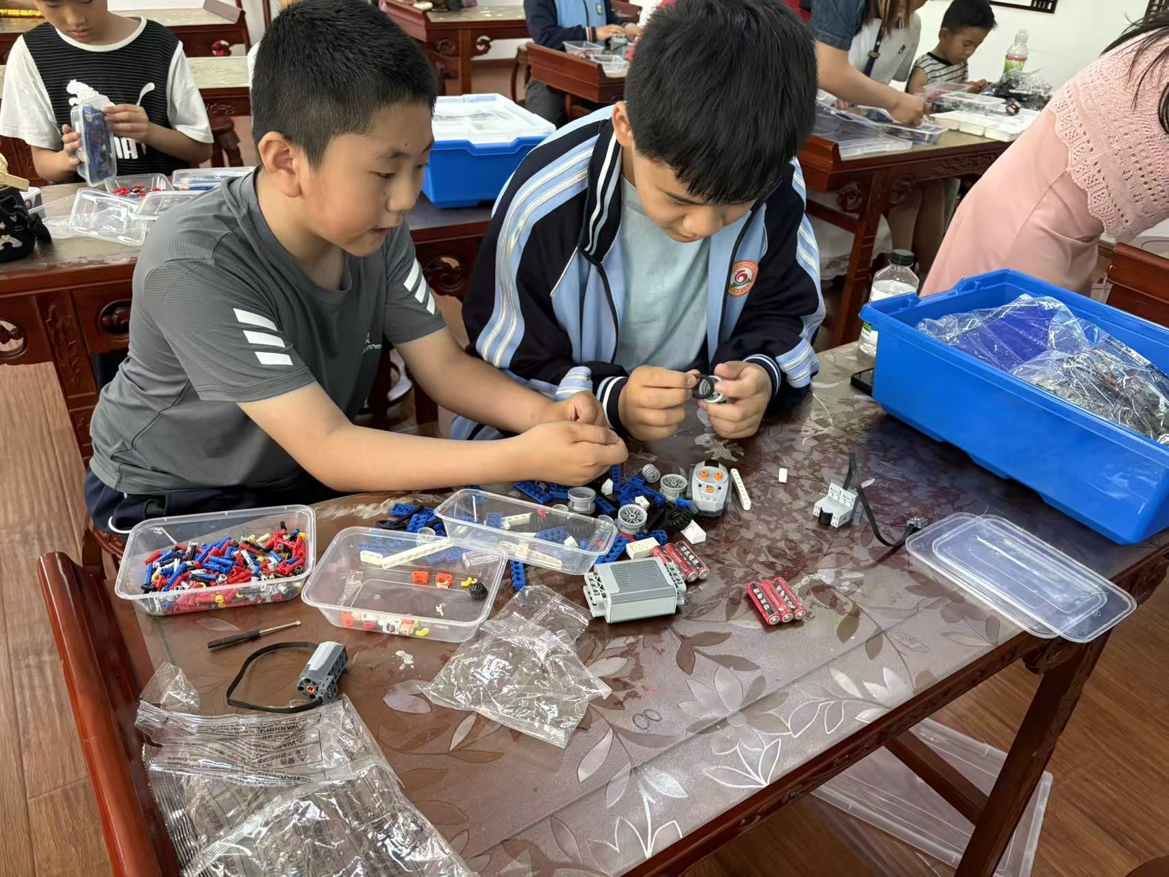 庆六一·AI智能编程公益行——泰山区双龙社区点亮青少年科技梦想(图3)