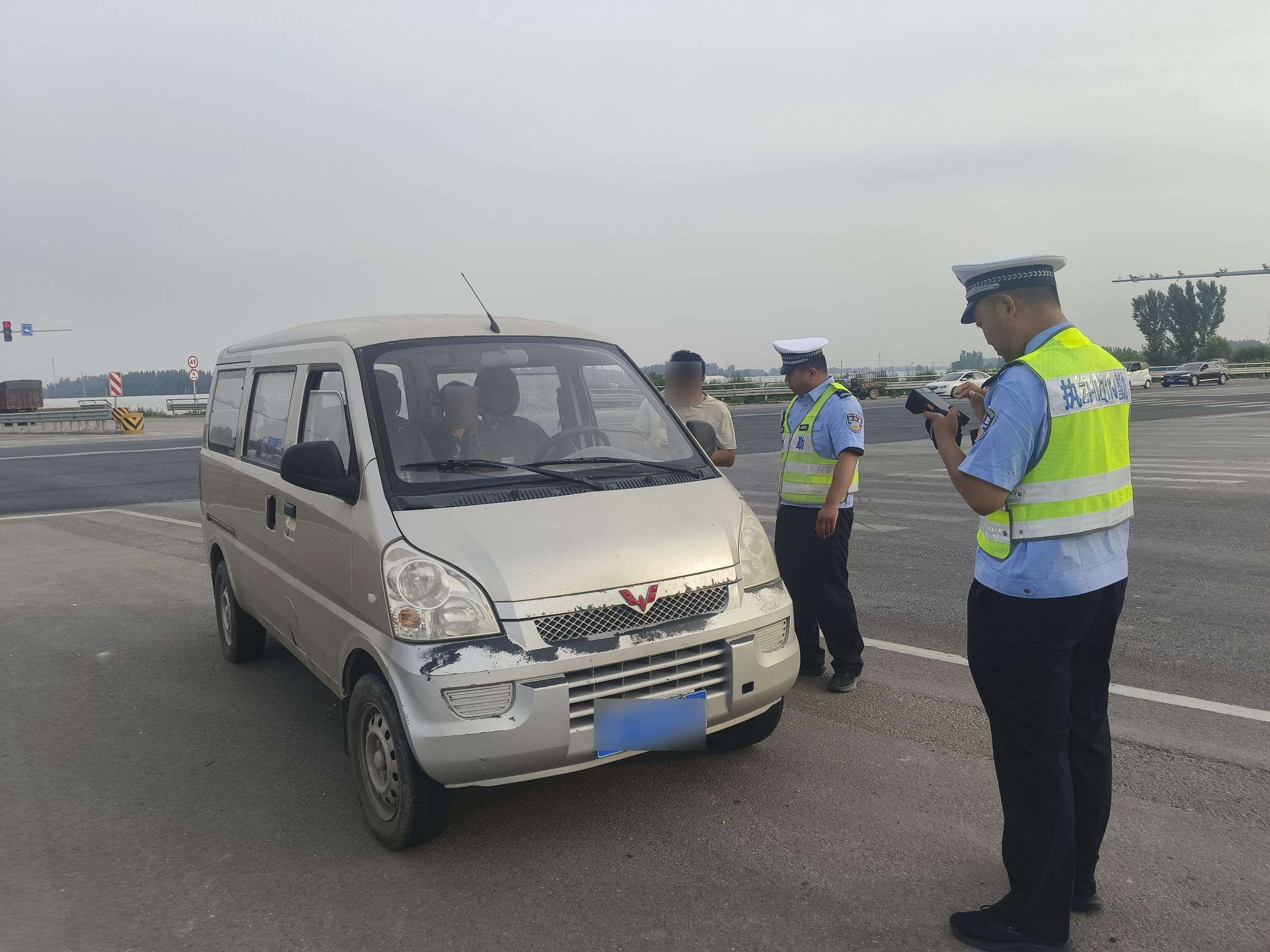 聊城市东昌府区交通管理大队持续推进“一早一晚”交通安全整治行动