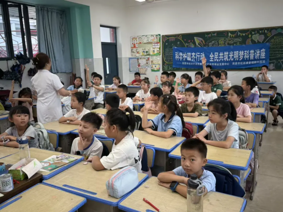 爱眼日 护眼行:南昌红谷滩普瑞眼科医院走进多所小学开科普活动,守护