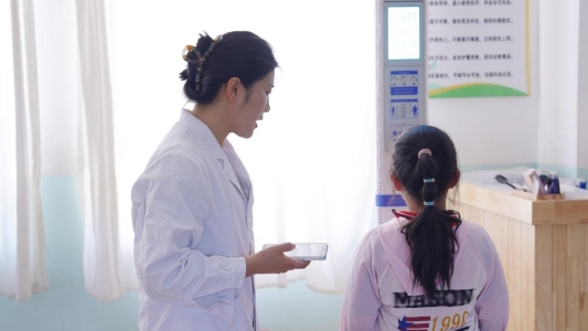 潍坊市妇幼保健院医务人员为学生测量身高体重